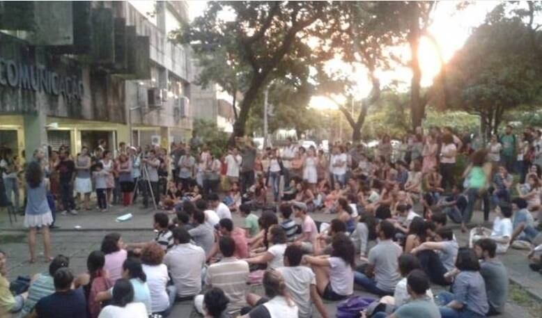 Uma colega de universidade de Higor também contou o que aconteceu em post no Facebook. reclamando dos aplausos recebidos pelo rapaz eletrocutado 