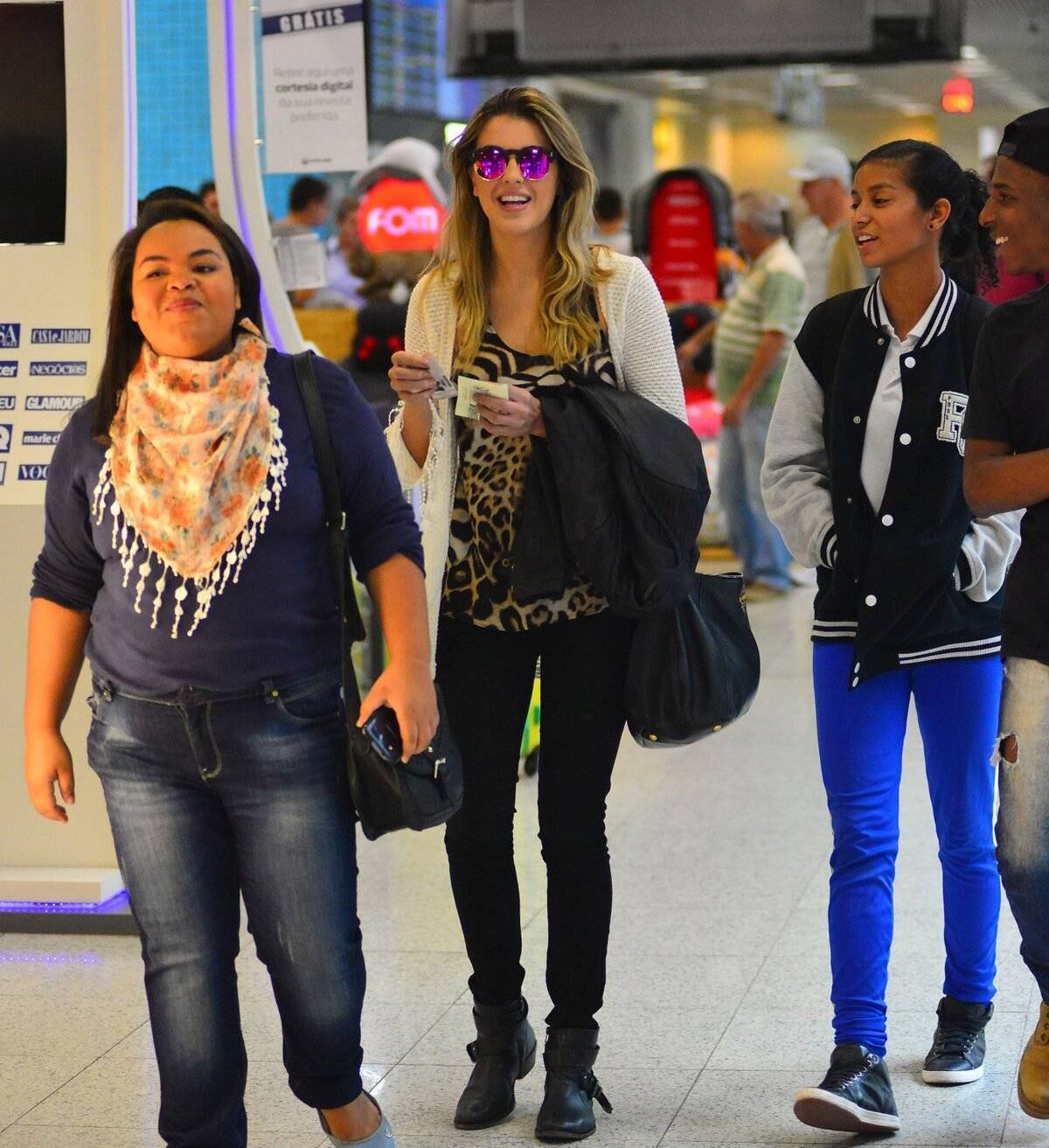 Cheios de estilo para enfrentar o frio, famosos embarcam em aeroporto