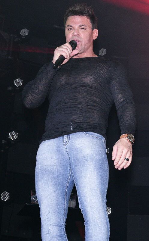 Os músculos de Eduardo Costa ficaram em evidência durante o show
