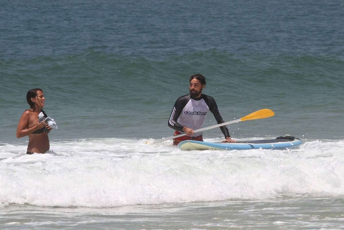 Bruno Gagliasso e Ricardo Pereira praticam stand up paddle na praia da Barra da Tijuca, no Rio