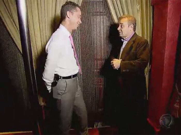 

Ao fim da reportagem, Gugu descobre que existe outra porta
secreta ao lado da barra de pole dance. Mas, para saber o que tem lá dentro, é preciso
desembolsar R$ 80 milhões. Ou seja: comprar a mansão

