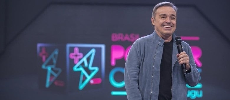 Ao vivo, Gugu comanda atividade especial em noite de Dia dos Namorados