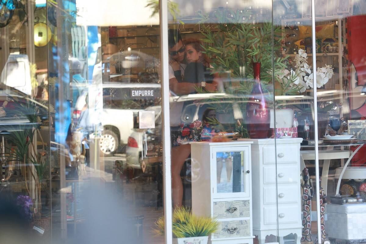 Sophia Abrahão e Sérgio Malheiros, que não assumem romance, são fotografados andando de mãos dadas