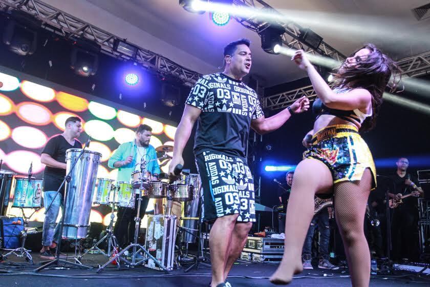 A funkeira estava tão animada que ensaiou passos de axé no palco