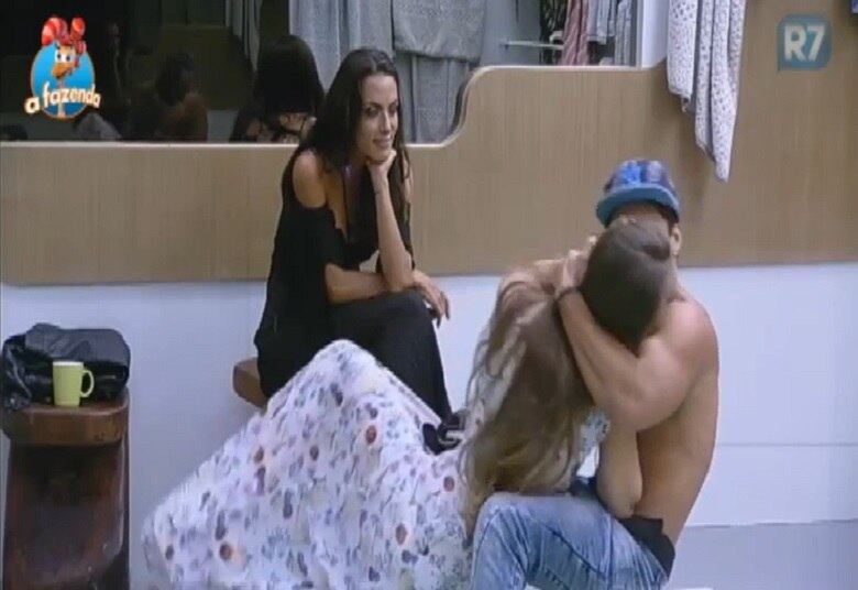 Apesar de demonstrar muito
carinho por Rayanne, Douglas não conseguiu o tão sonhado beijo. O máximo que
rolou foi um selinho roubado 

+ JP Mantovani conversa com Gianne Albertoni logo após sua saída de A Fazenda
+ Chuva de tuítes: Douglas Sampaio lê mensagens dos internautas; assista ao vídeo!
+ Ana Paula afirma para Luka que não é perfeita: "Não sou a mulher dos sonhos do Thiago"
+ JP Mantovani é o décimo primeiro eliminado de A Fazenda. Relembre a trajetória do peão
+ Aguenta, coração! Relembre as emocionantes cartas de despedida deixadas pelos peões de A Fazenda
+ Para JP Mantovani, Rayanne Morais só faz tipo e está encenando: "Acho que a Rayanne tá atuando bem!"
