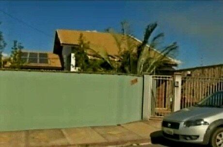 Ladrões arrombaram portas para entrar na casa