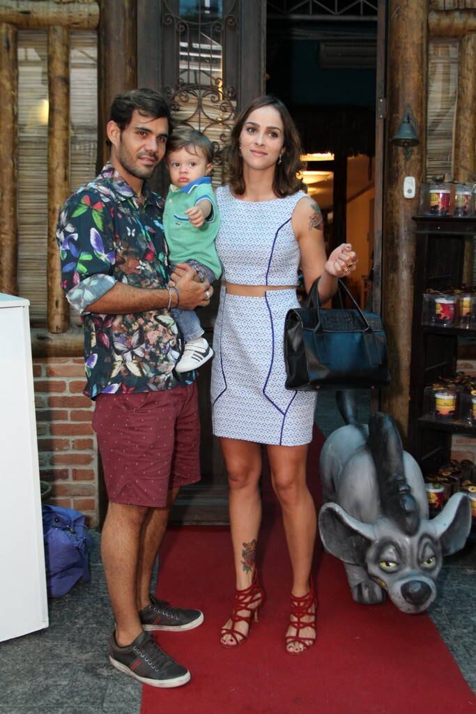 Juliano Cazarré levou a família para o aniversário
