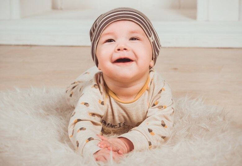 A educadora musical observa que, ao sair da barriga a criança é exposta a uma verdadeira avalanche de novidades, uma série de estímulos não só auditivos, mas também visuais olfativos e táteis. “Em meio a esse mundo desconhecido, a voz da mãe conversando e cantando surge como algo já vivenciado. Aos poucos, esta voz vai tomando forma, na figura da mãe que é quem sacia sua fome, delimita seu corpo (ao pegá-la no colo), acalenta seu "caos". Quando tudo isso é acompanhado por um balanço (que remete ao movimento que viveu no útero) e por uma voz familiar que canta, esse novo mundo caótico fica muito mais confortável. Assim, a música pode fazer parte da vida da criança desde sempre”, explica a educadora musical.