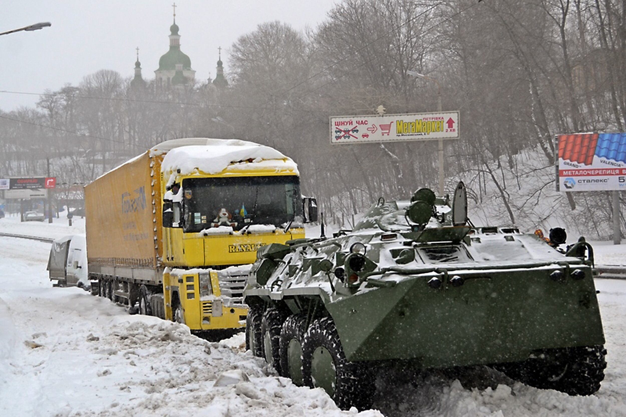 Veículo do exército foi utilizado para guinchar carros em Kiev, na Ucrânia