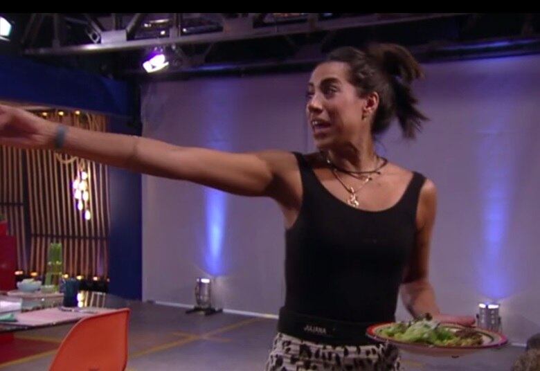 Juliana revelou também que a vida de bailarina não é nada fácil! Numa conversa com os colegas de confinamento, ela contou que às vezes passa por apertos nas turnês.
— Quando a gente está naquela cidade que tem os banheiros químicos nojentos e tem uma troca de roupa rápida entre uma música e outra, a gente faz xixi no copo mesmo e grita para o pessoal: “Olha, isso aqui é xixi, gente, não é uísque não, tá?”