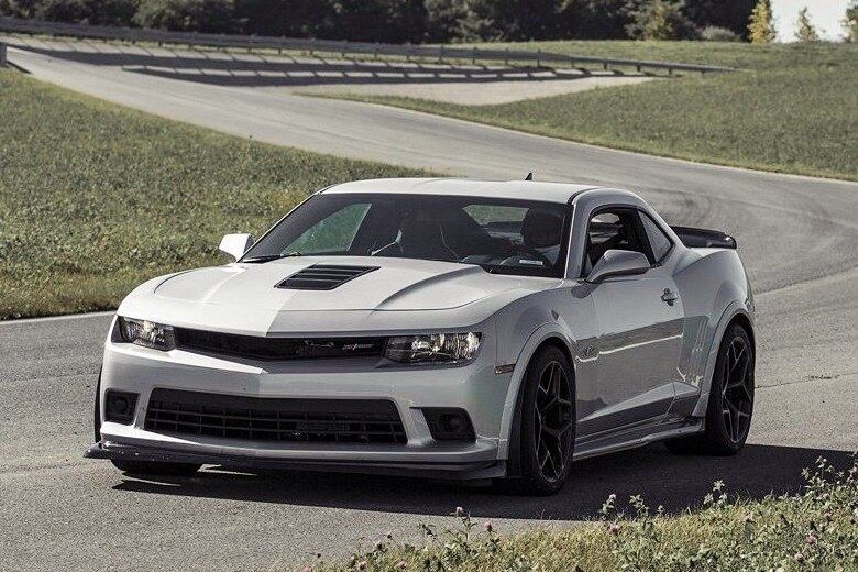 O novo Chevrolet Camaro conquistou um feito histórico na última terça-feira (15) no famoso circuito de Nürburgring, na Alemanha. Ao completar a volta em 7m37s47ms, o esportivo — na versão superleve Z/28 — superou vários supercarros dos sonhos, completando o traçado mais rápido que Ferrari 430 Scuderia, Lamborghini Murcielago, Lexus LFA, Mercedes-Benz SLR McLaren e o asa-de-gaivota SLS AMG, além do Porsche 911 Carrera S

Confira como o novo Chevrolet Camaro Z/28 conseguiu este feito

Saiba tudo sobre carros! Acesse www.r7.com/carros