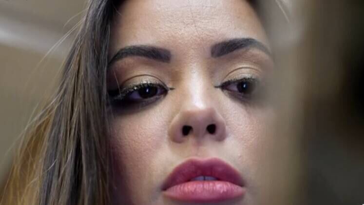 A bancária contou que o jogador
foi até seu quarto de hotel durante a madrugada para conversar sobre o possível
câmbio. Apesar de estranhar o horário, ela o deixou entrar. Foi quando Antony
teria tentado beijá-la e, quando não correspondido, empurrou a mulher, que
bateu a cabeça na parede