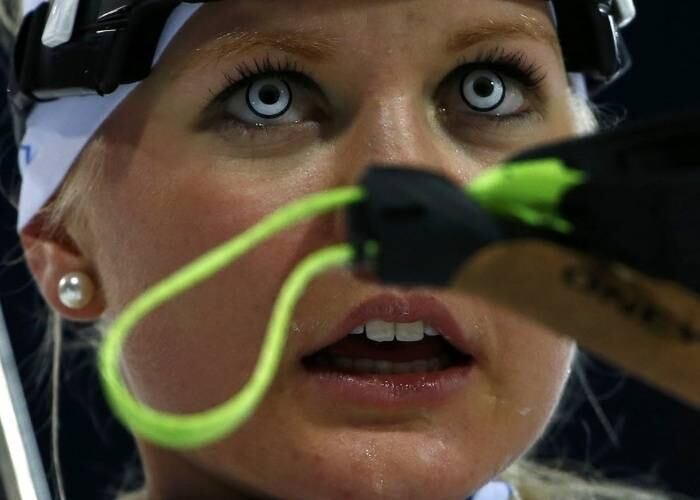 A atleta de biatlo não se contentou em vestir apenas o corpo e a cabeça, teve também de vestir os olhos! Colocou suas lentes e caiu na neve assustando muita gente