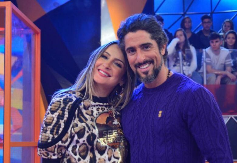 Já Cláudia Leite tirou uma foto coladinha com o nosso apresentador

+ Assista às íntegras do Legendários no R7.com/Play!

+ Joelma e Chimbinha se emocionam e se abraçam no palco do Legendários; veja os convidados

+ Mergulho com tubarões! Juju passa por poucas e boas na África do Sul

+ Estilo próprio! Joelma, da banda Calypso, adora looks bafônicos; veja!
