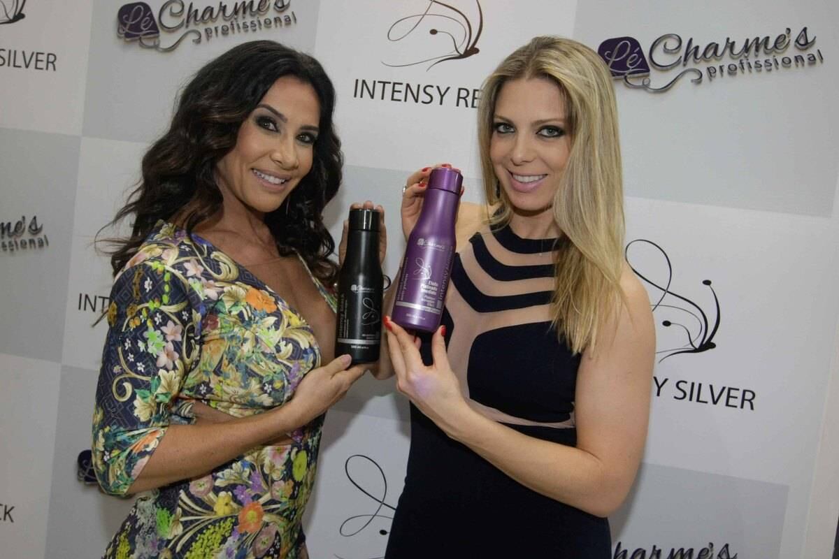 Sheilla Mello e Scheila Carvalho prestigiam feira de beleza em São Paulo