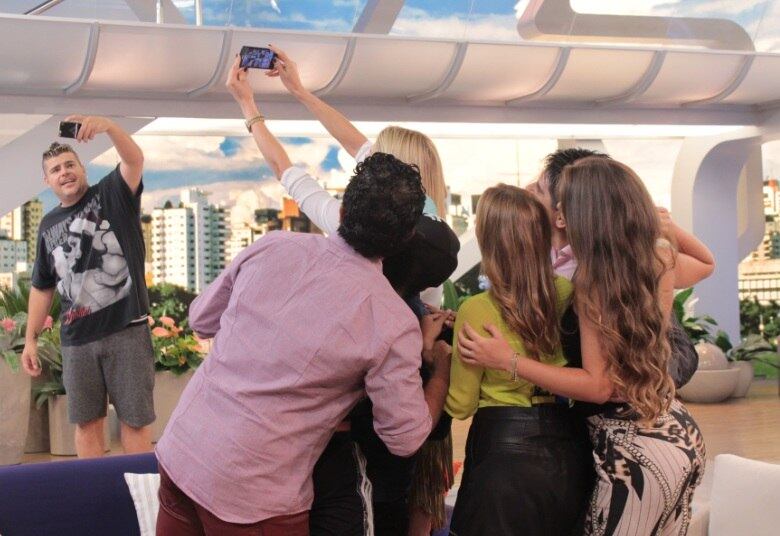 

Fãs da dupla Douglas Sampaio
& Rodrigo Phavanello podem esperar o retorno do cantor ao cenário musical. E
tem mais! Como Thiago Servo já havia comentado, Douglas deve lançar um álbum solo
produzido pelo sertanejo.



— Thiago é um cara incrível, com
composições incríveis, ele é um monstro com uma caneta e papel! Quero, sim,
conversar com ele agora. Ele é muito parecido comigo, por ser sincero. Ele foi
muito bacana!


