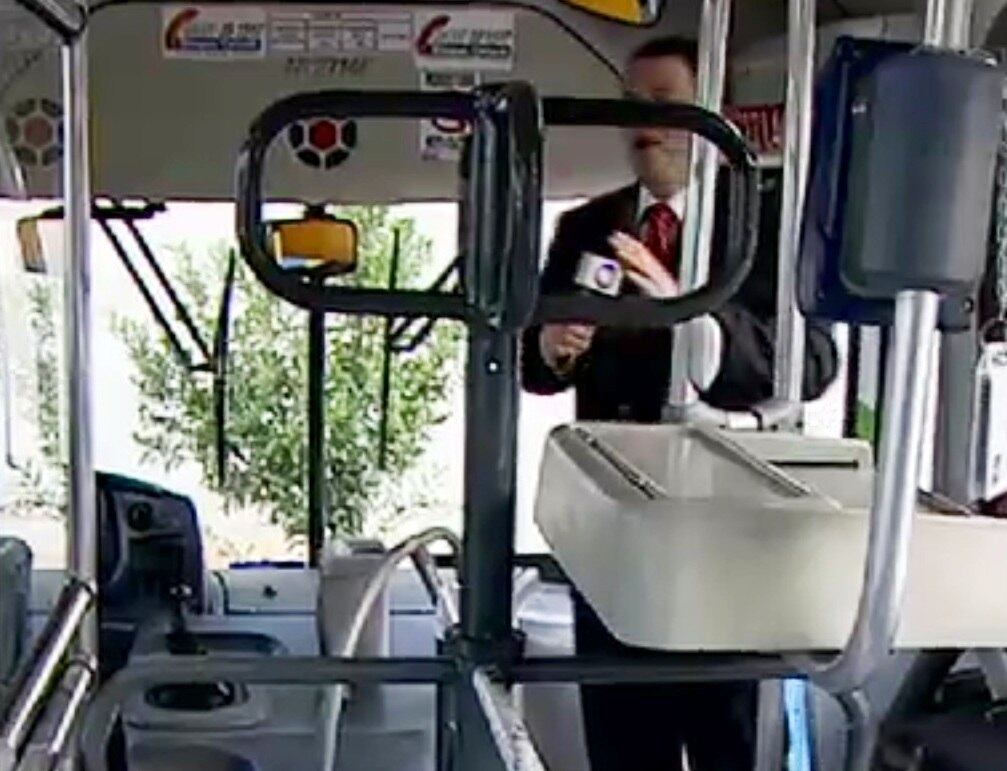 A catraca alta foi testada em dois ônibus Transcol em julho de 2012