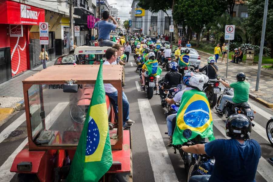 Em Franca, no interior de São Paulo, os manifestantes fizeram carreata no centro da cidade