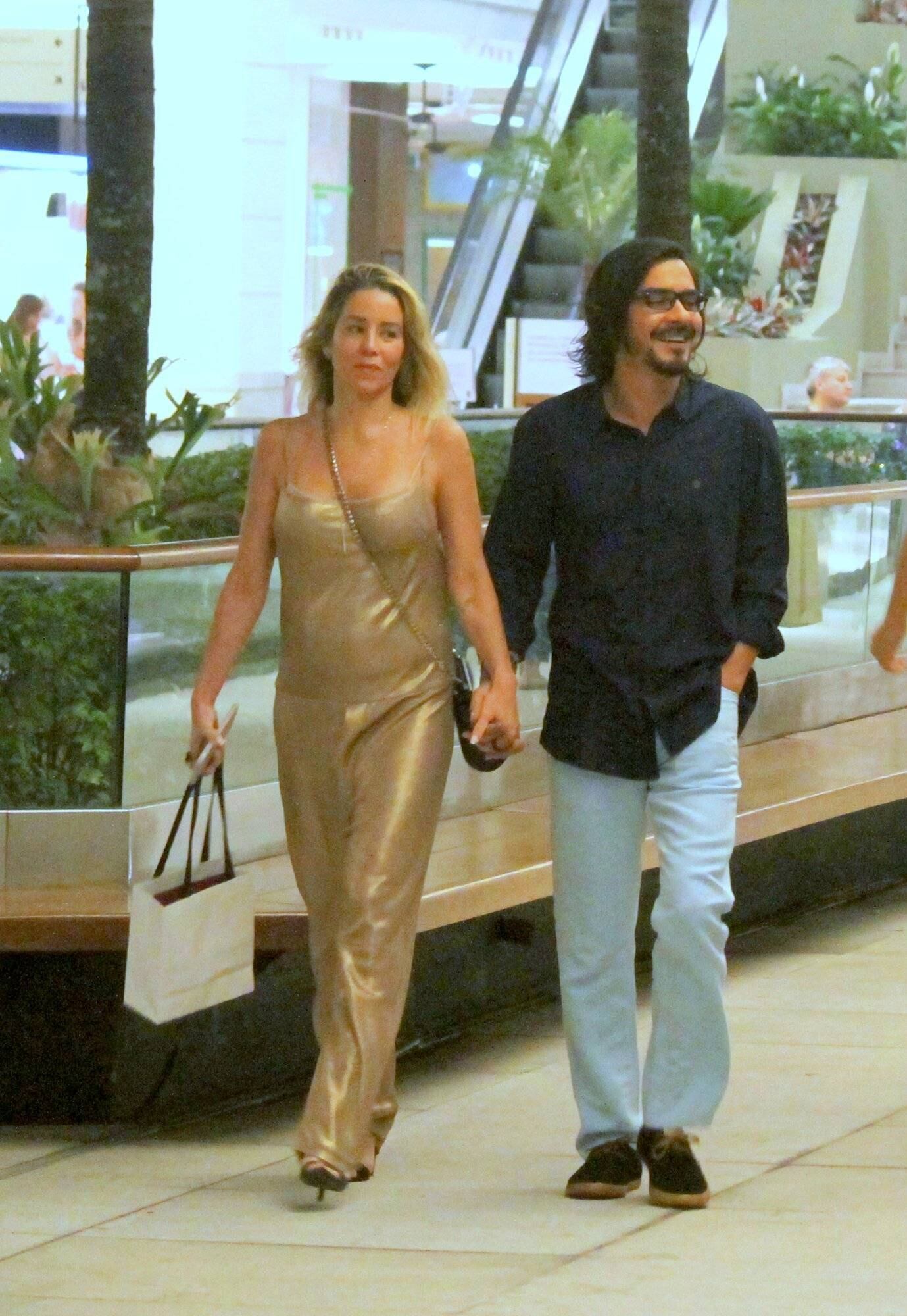 O casal foi fotografado circulando de mãos dadas pelo Shopping Fashion Mall, no Rio de Janeiro