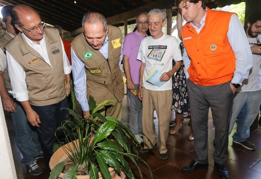 Geraldo Alckmin e Aldo Rebelo participaram de mutirão ao lado de agentes de saúde em Campinas. Imóveis serão monitorados para detectar possíveis criadouros do mosquito transmissor da dengue, zika vírus e chikungunya. O combate aos criadouros do mosquito Aedes aegypti exige esforço de todos, destacou o governador
