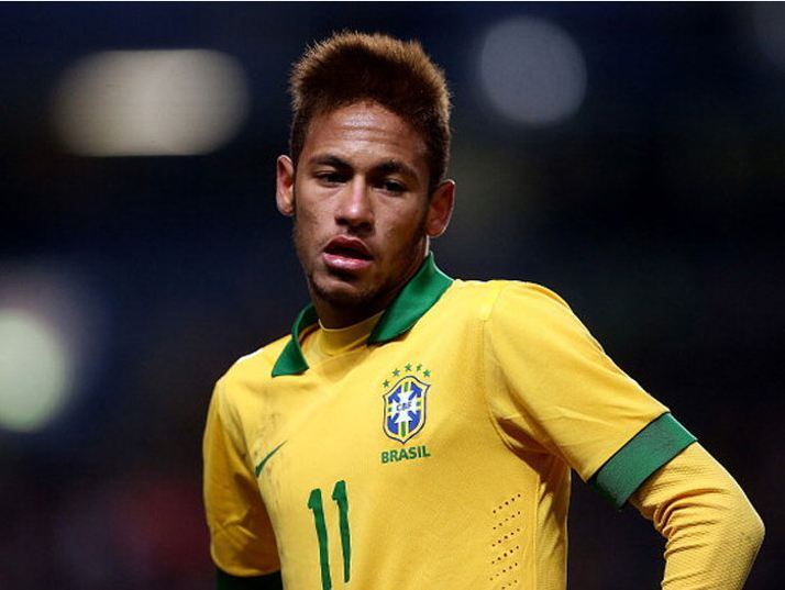 A janela de transferências no mercado europeu nem abriu ainda, mas as
especulações já estão aquecendo os bastidores. O brasileiro Neymar, do
Santos, puxa a fila de nomes mais quentes quando o assunto são as
negociações. O Barcelona é tido como destino provável, mas o Real Madrid
estaria disposto a cobrir a oferta. Saiba quem mais pode mudar de
clube!

Veja também: Saiba quanto ganham os jogadores do Flamengo, clube que mais deve no País

E mais: Messi e Neymar agora disputam quem tem a irmã mais gata; vote!


