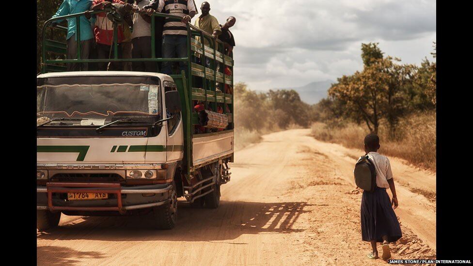 



Depois de passar pelo campo, ela
continua pela estrada. O calor combinado com a poeira levantada pelos
carros é sufocante. Na temporada chuvosa, o problema é a lama. Sem
escoamento adequado, ela enfrenta poças enormes