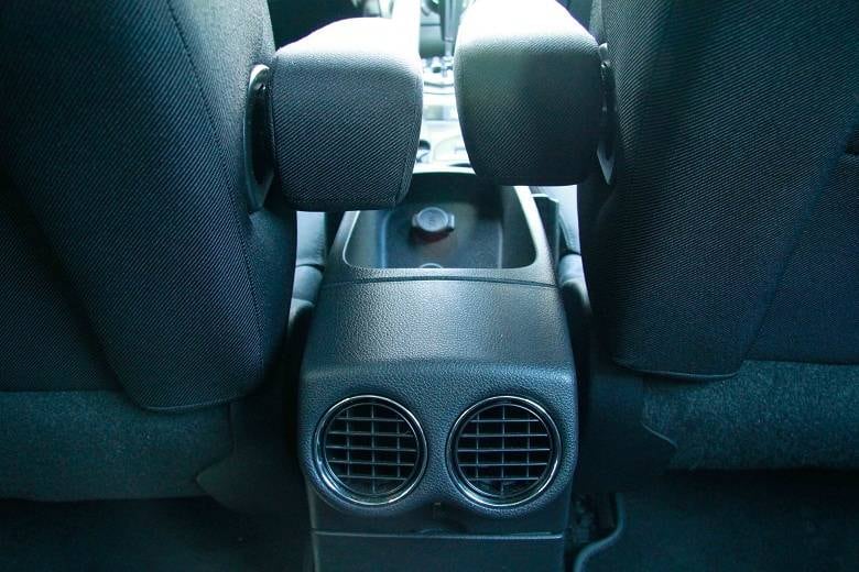 Passageiros que viajam atrás contam com saídas próprias de ar-condicionado 

ACELERAMOS O PEUGEOT 308 COM CÂMBIO AUTOMÁTICO DE SEIS MARCHAS! CONFIRA O TESTE

Saiba tudo sobre carros! Acesse R7.com/carros
E confira os melhores preços de novos e usados em r7.icarros.com.br 

