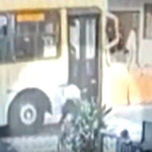 Momento foi registrado por uma câmera de segurança local
