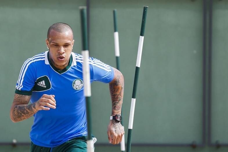 Por outro lado, França, contratado no começo do ano, está de saída e vai reforçar o Figueirense