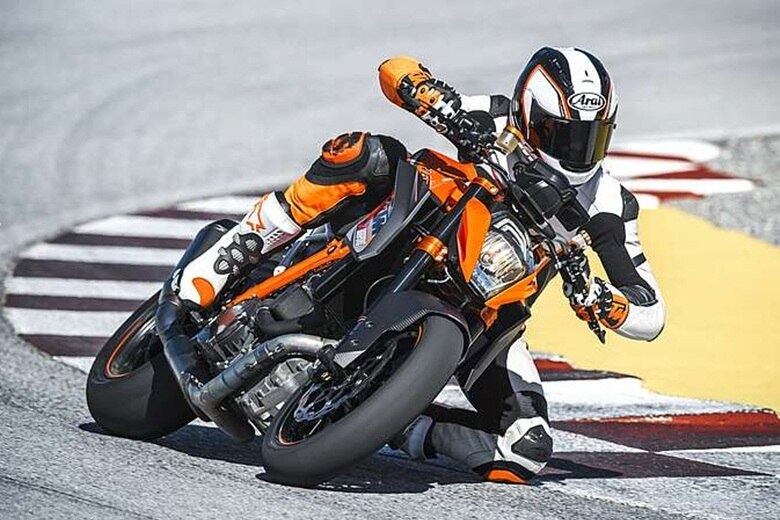 KTM 1290 Superduke R — o que você acha de chegar aos 200 km/h em 7,2 segundos? Tudo bem, R7 Caros sabe que é incrível. Para esses números, a naked dispõe de um motor de dois cilindros de 1.310 cc e 1825 cv de potência. O servido tanque de combustível suporta até 18 litros