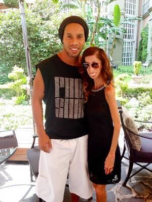 Ronaldinho e Lizzie publicaram a foto do encontro nas redes sociais