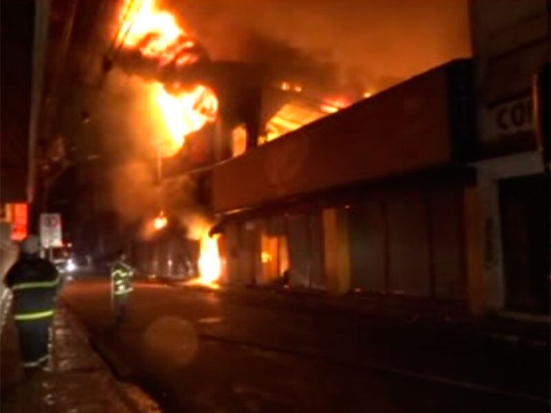 Equipes do Corpo de Bombeiros viraram a noite trabalhando para apagar o fogo