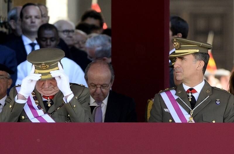 O rei Juan Carlos da Espanha e seu filho e sucessor Felipe de Bourbon, o príncipe das Astúrias, apareceram nesta terça-feira juntos em público pela primeira vez desde que o monarca anunciasse ontem sua abdicação.

Durante uma cerimônia militar realizada no Mosteiro de San Lorenzo de El Escorial, situado nos arredores de Madri, o monarca e seu sucessor apareceram relaxados e sorridentes diante dos presentes. 

O ato em questão precede a reunião do capítulo da Ordem de São Hermenegildo, convocada em ocasião de seu segundo bicentenário. 

Vestidos com uniformes de capitão general e de tenente-coronel do Exército, respectivamente, o rei e o príncipe chegaram a esta cidade, onde eram aguardados por um grande número de moradores, turistas e jornalistas, em meio aos gritos de "Viva o Rei"