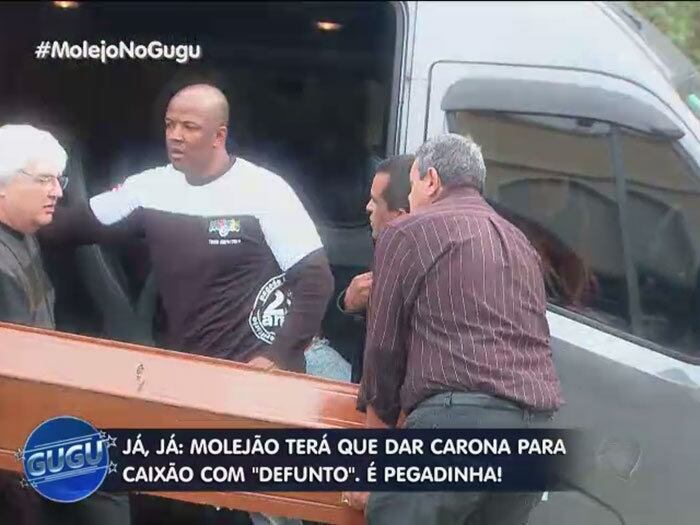 A ideia foi, então, levar o caixão dentro do van em que estava o grupo Molejo. Mas, houve muita resistência e o assessor da banda não deixou de jeito nenhum 

+ Quer assistir às íntegras do programa Gugu? Acesse R7 Play e veja quando e onde quiser!