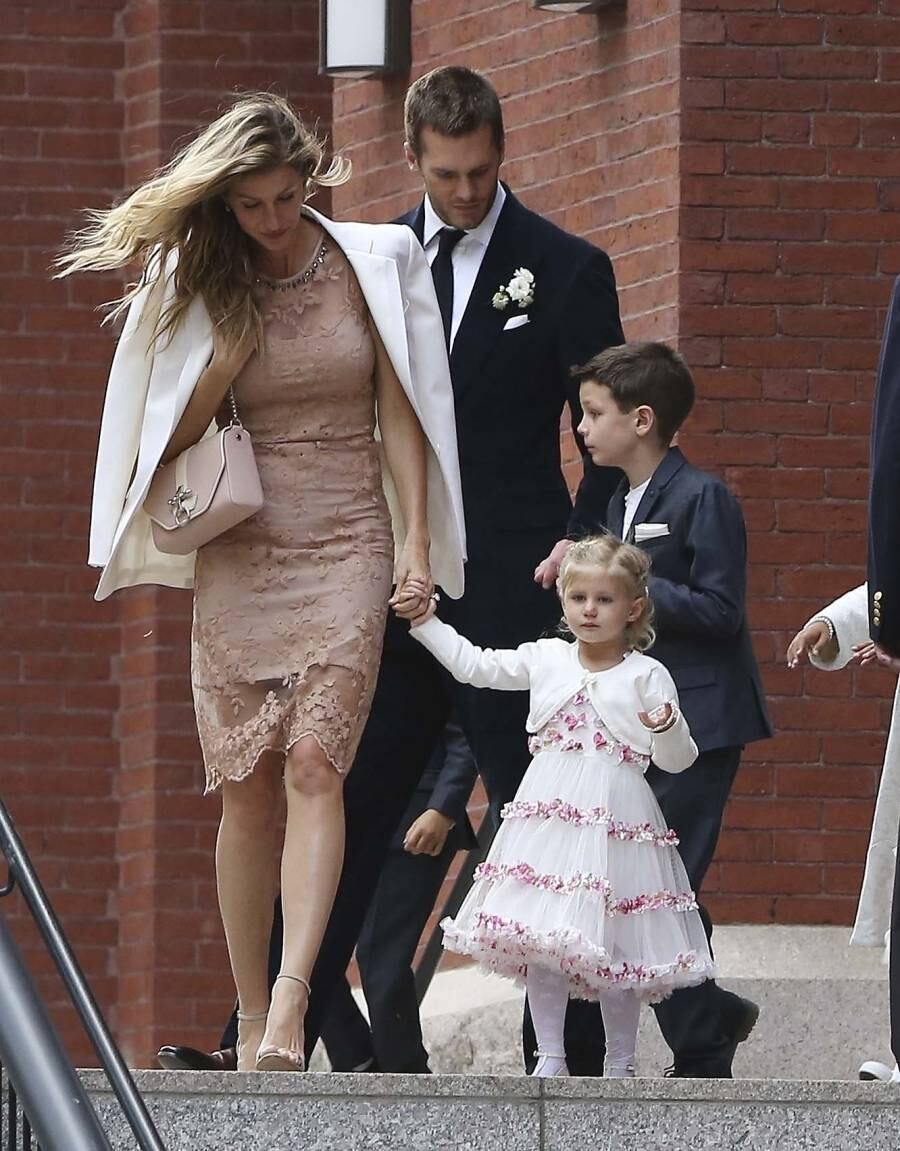 Crise, mas que crise? Gisele Bündchen e Tom Brady expulsaram qualquer rumor de separação ao irem juntos ao casamento da irmã dele, em Nova York, no último domingo (4). O casal estava com os dois filhos: Benjamin e Vivian Lake

Acesse o R7 Play e assista à programação da Record quando quiser