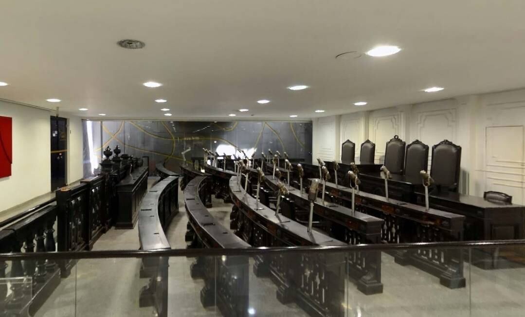 Também no passeio virtual, está o Plenarinho, com móveis em madeira de lei, do século 19