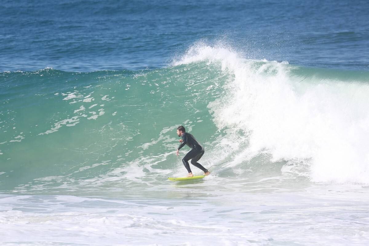 Cauã Reymond surfou no Recreio dos Bandeirantes nesta segunda-feira (21)