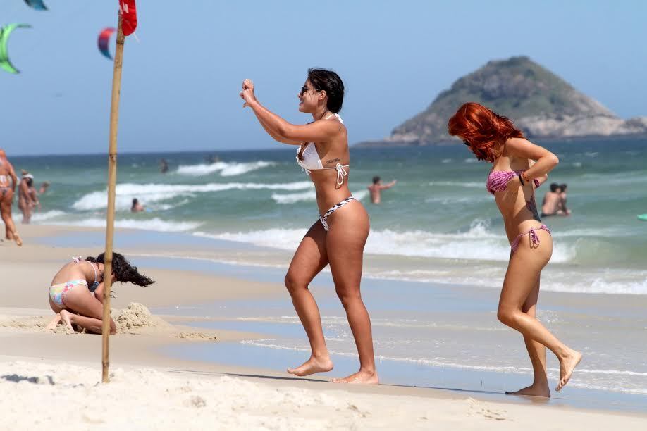Patricia Jordane exibe corpão na praia