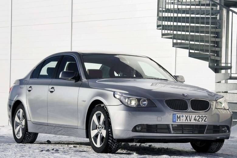 Já o BMW Série 5 E60 não é mais fabricado, tendo sido substituído por uma nova geração. Zero quilômetro, o sedã pode custar mais de meio milhão de Reais em suas versões mais caras