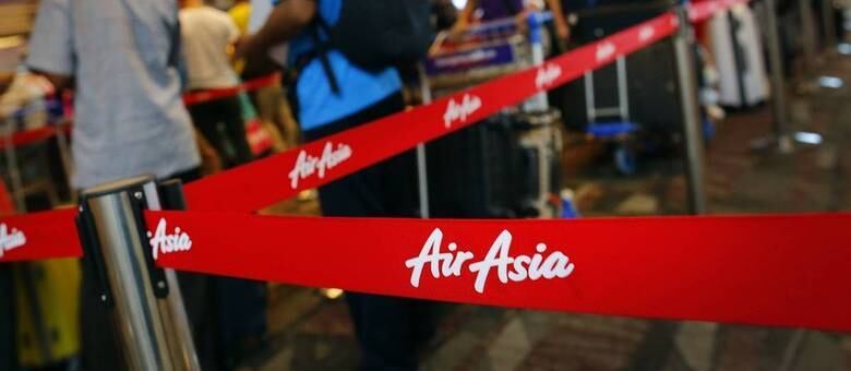 Por dois dias as equipes de resgate não conseguiram localizar destroços do voo QZ8501 da AirAsia