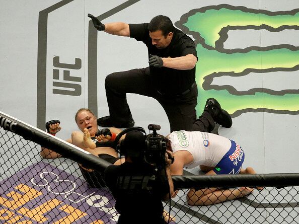 A 11ª vitória da carreira de loira no MMA veio através de uma chave de braço, um golpe que já havia usado outras oito vezes para triunfar em sua carreira profissional. Presa na maior arma da rival, a Zingano restou lamentar o primeiro resultado negativo de sua trajetória na modalidade