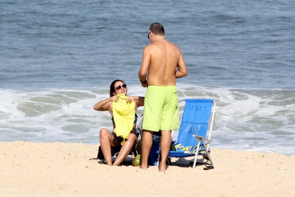 Patrícia Poeta tira o dia para reforçar o bronzeado em praia do Rio