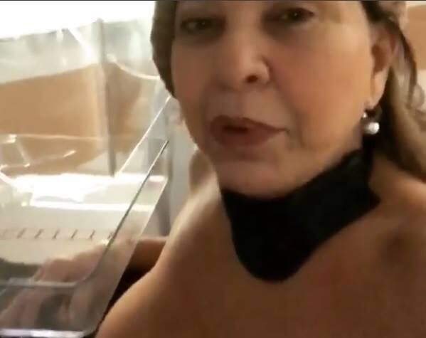 Roberta Miranda surpreendeu os internautas nesta terça-feira (13) ao deixar os seios à mostra em um vídeo postado nas redes sociais. A ideia da cantora era reforçar a importância de realizar o exame de mamografia. As imagens, é claro, deram o que falar. Não é a primeira vez que Roberta causa na internet ao publicar imagens bem reveladoras. Relembre cliques ousados: 