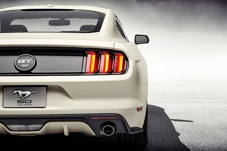 Atrás, o clássico estilo "fastback" foi mantido na sexta geração, por ter marcado o Mustang ao longo de seus 50 anos