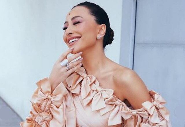 Já em outro bloco do Made In Japão, a apresentadora apostou em um visual mais romântico, com um vestido repleto de laços em um tom mais rosê e tecido sofisticado