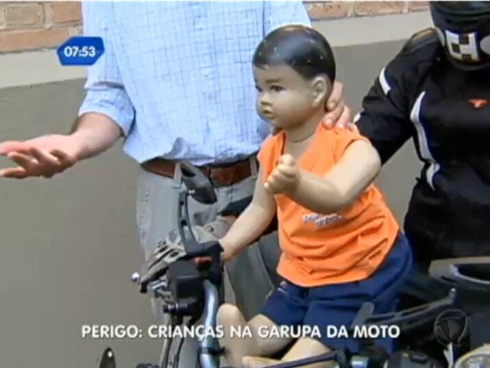 Levar a criança na frente é proibido,
e ainda mais perigoso. O grande cuidado no uso de motocicletas
não é exagero
+ SP no Ar ensina em reportagem especial como motoqueiros podem evitar acidentes
+ Saiba como se proteger em casos de roubos de motos
+ Veja a maneira correta de transportar crianças em motos