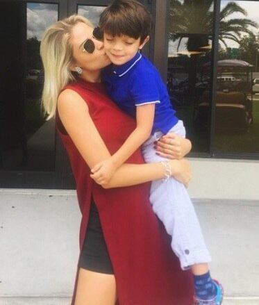 Ela se dá super bem com os filhos do jogador — fruto da união com a ex-mulher, Carol Celico. Recentemente, ela posou com o filho de Kaká no colo:
— Muleke gostoso da "Tia Carou"