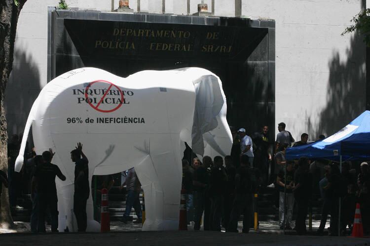 Policiais federais realizaram um ato em frente à Superintendência da PF na avenida Rodrigues Alves, no centro do Rio. Os oficiais querem acabar com o inquérito policial e reivindicam aumento salarial, congelado há mais de seis anos. Um balão branco na forma de elefante foi usado pela categoria para simbolizar a questão do inquérito. Segundo os policiais, o ato foi programado de maneira simultânea em diversos Estados brasileiros e na capital do Distrito Federal, Brasília
