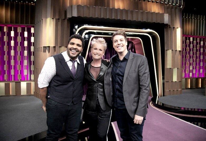 A artista ainda faz revelações sobre sua família, recordando, por exemplo, os sete anos em que ficou sem dirigir a palavra a seu pai e também como foram as primeiras conversas sobre sexo com a filha, Sasha Meneghel