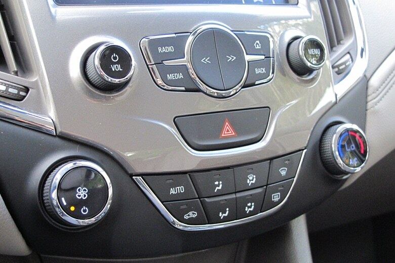 Curiosamente, o novo Cruze dispensou alguns recursos já comuns em modelos da categoria, como o ar-condicionado automático de duas zonas. Mesmo assim, não há como negar sua supremacia eletrônica no quesito segurança
